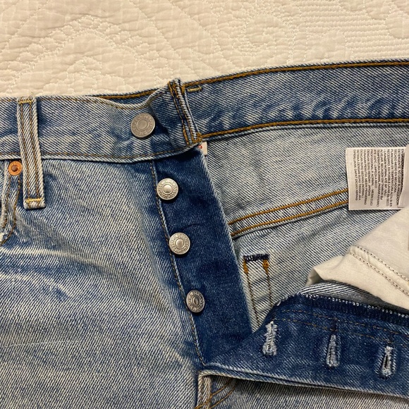 Levi’s 501 Shorts - Picture 8 of 9